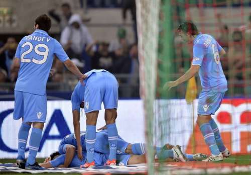 Goran Pandev and teammates celebrate after the second Napoli goal; photo: Yahoo!